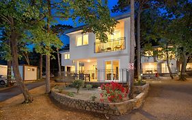 Holiday Homes Ostro